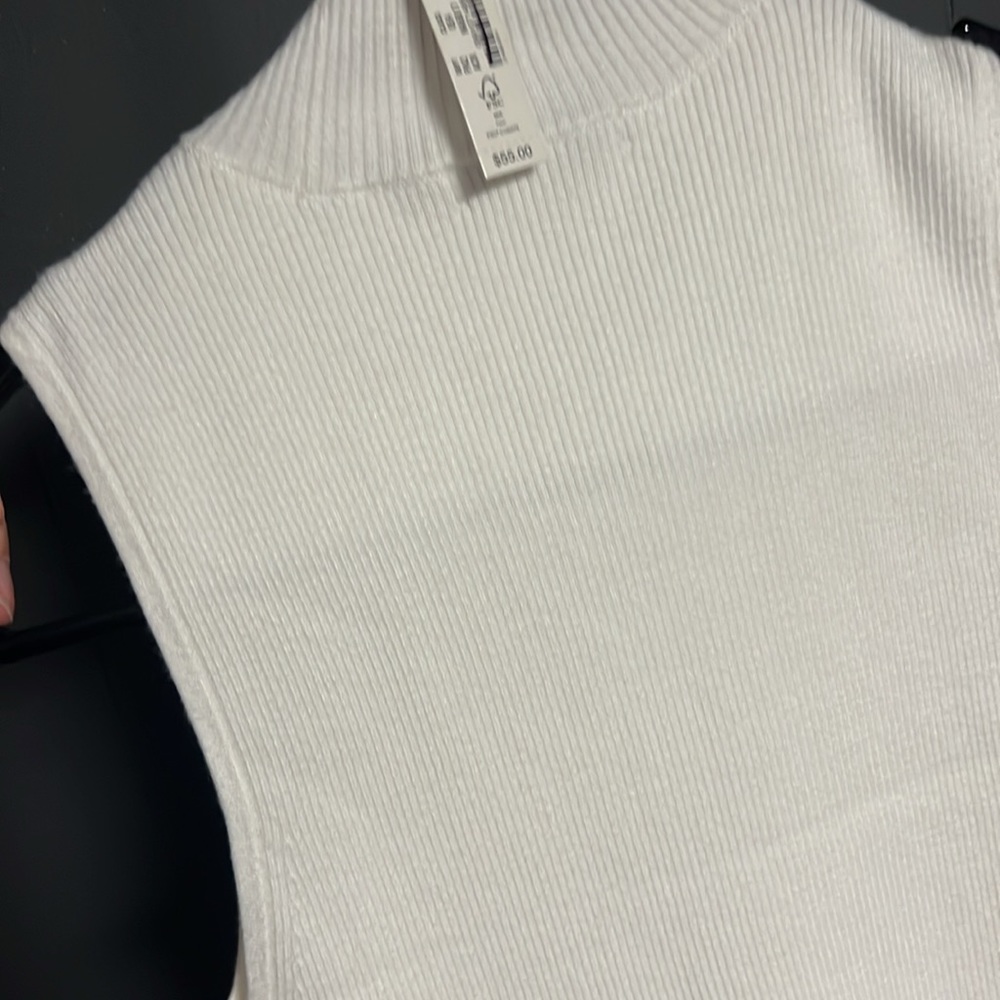 Mockneck sleeveless sweater - Picture 3 of 3